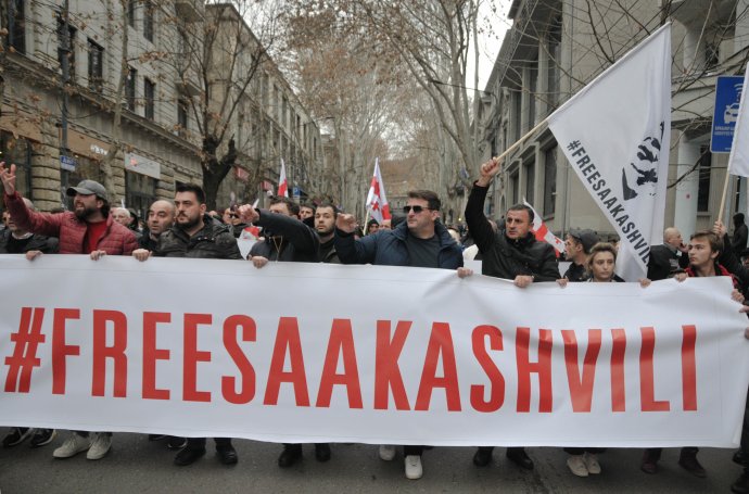 Podporovatelé bývalého prezidenta Gruzie Michaila Saakašviliho 20. února 2023 v ulicích Tbilisi demonstrovali za jeho propuštění. Foto: Nicolo Vincenzo Malvestuto, Sipa USA via Reuters