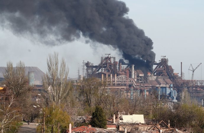 Hořící fabrika Azovstal v Mariupolu 25. dubna 2022. Ta patří ukrajinskému oligarchovi Rinatovi Achmetovi. Foto: Alexander Ermochenko, Reuters (File Photo)