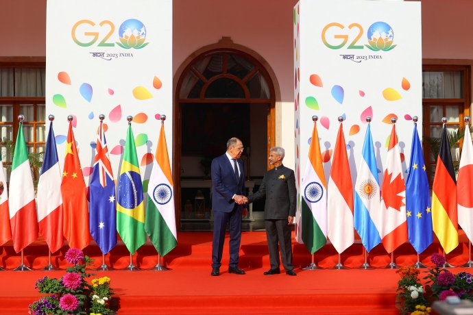 Indický ministr zahraničí Džajšankar vítá na summitu G20 v Novém Dillí ruského kolegu Lavrova. Tou dobou mohla Indie ještě doufat, že summit dopadne dobře. Foto: Ruské ministerstvo zahraničí via Reuters
