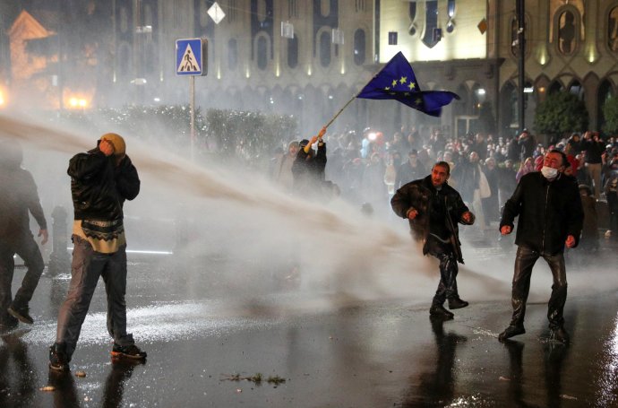 Symbolem demonstrací proti vládě, za svobodu a proti vlivu Ruska v gruzínském Tbilisi je (vedle samozřejmě gruzínské a také ukrajinské vlajky) vlajka EU. Foto: Irakli Gedenidze, Reuters