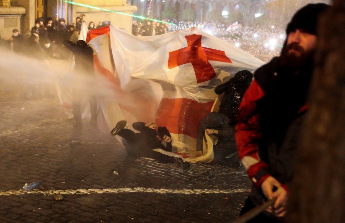 Gruzínská policie rozháněla demonstranty i vodním dělem. Tbilisi, 7. března 2023. Foto: Irakli Gedenidze, Reuters