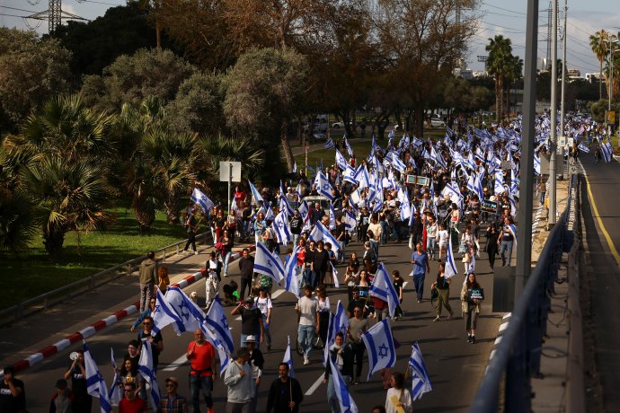 Izraelci demonstrují proti návrhu soudní reformy vlády premiéra Netanjahua už deset týdnů. Včera vyhlásili „den odporu proti diktatuře“. Foto: Ronen Zvulun, Reuters