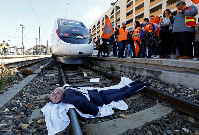 Lidé demonstrující proti důchodové reformě ve Francii neváhali protestovat ani takto: figurínu Emmanuela Macrona položili na železniční koleje v Nice. Zablokovala tak průjezd vysokorychlostního vlaku TGV. 23. 3. 2023 Foto: Eric Gaillard, Reuters