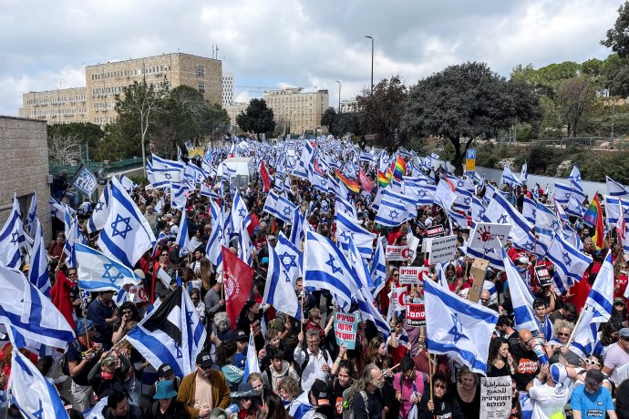 Izraelci protestují před budovou Nejvyššího soudu proti Netanjhahuově soudní reformě a odvolání ministra obrany. Foto: Ilan Rosenberg, Reuters