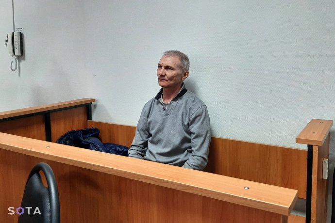 Rus Alexej Moskaljov u soudu v Jefremovu v Tulské oblasti. Byl odsouzen za "diskreditaci ozbrojených sil". Jeho dcera nakreslila ve škole protiválečný obrázek, byla mu odebrána a přemístěna do dětského domova. On utekl, byl odsouzen ke dvěma rokům vězení a čerstvě dopaden v běloruském Minsku. Foto: SOTA/Reuters
