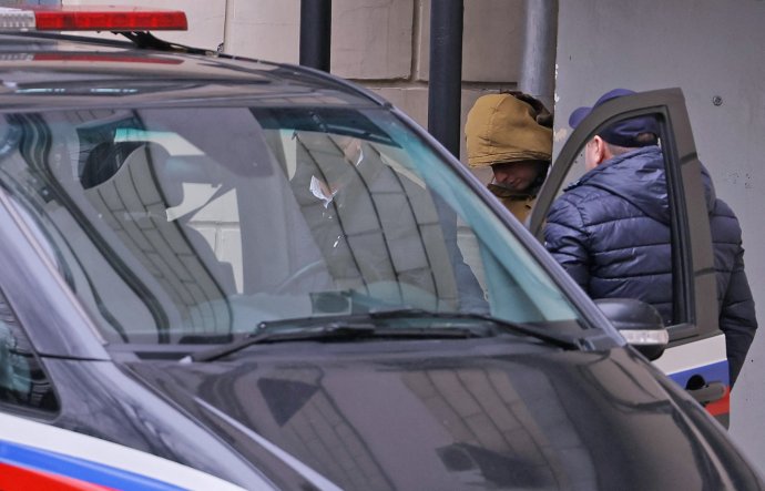 Reportér amerického listu Wall Street Journal Evan Gershkovich, zatčený v Rusku za údajnou špionáž, opouští budovu soudu v Moskvě. Foto: Jevgenija Novoženina, Reuters
