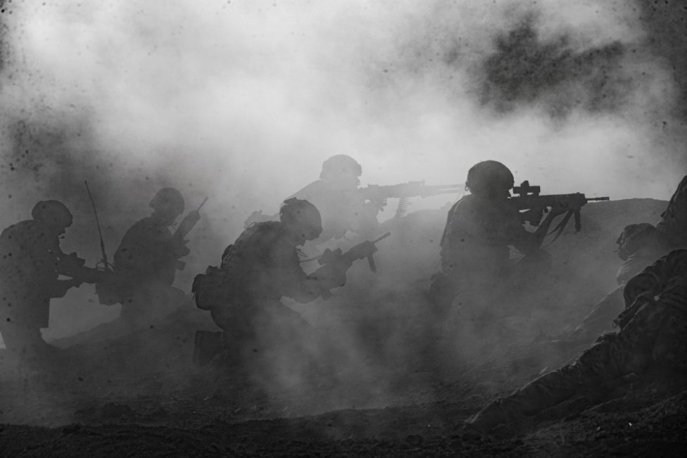 Co je v mlze? A co je ve fog of war, jak se říká nejistotě ohledně rozložení sil a dění na frontě? Ilustrační snímek tentokrát nepochází z Ukrajiny, ale z britsko-amerického cvičení v Jordánsku. Foto: Námořní pěchota USA
