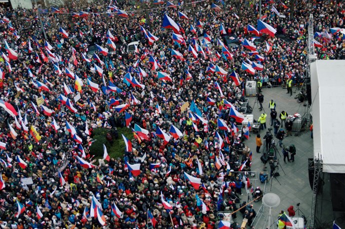 Sobotní demonstrace na Václavském náměstí v Praze se účastnily tisíce lidí. Foto: Ivana Kozáková, Deník N