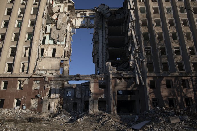 Rusy zničená budova v Mykolajevské oblasti na Ukrajině. Foto: Gabriel Kuchta, Deník N