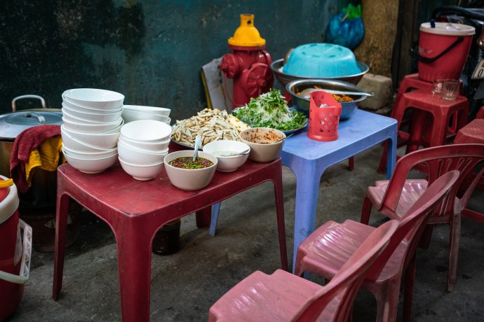 Vietnamci si na dobré jídlo potrpí, přílišnými konvencemi se ale při stolování nenechávají svazovat. Ilustrační foto: Adobe Stock