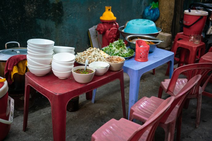Vietnamci si na dobré jídlo potrpí, přílišnými konvencemi se ale při stolování nenechávají svazovat. Ilustrační foto: Adobe Stock