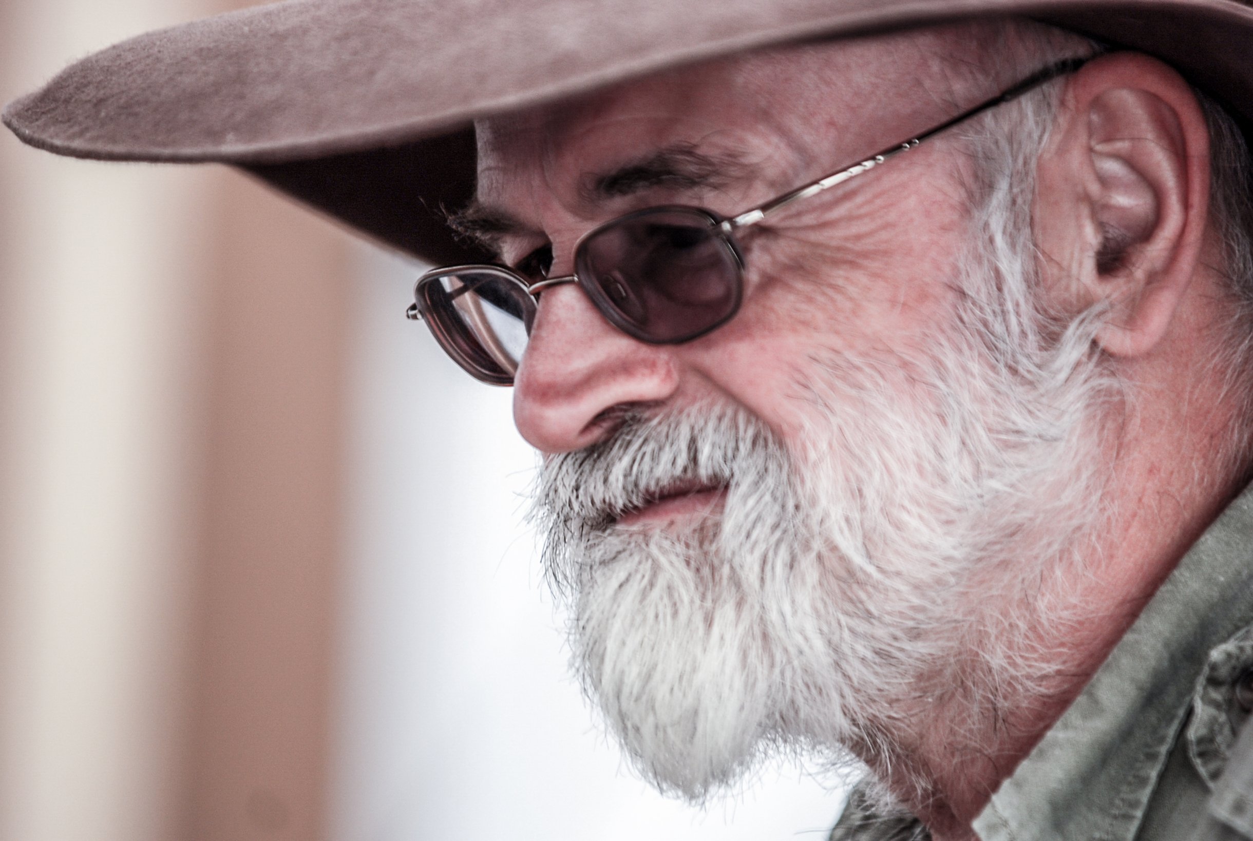 Vyšly dva příběhy z dob, kdy si Pratchett dělal legraci ze sci-fi. Co mají společného se Zeměplochou?