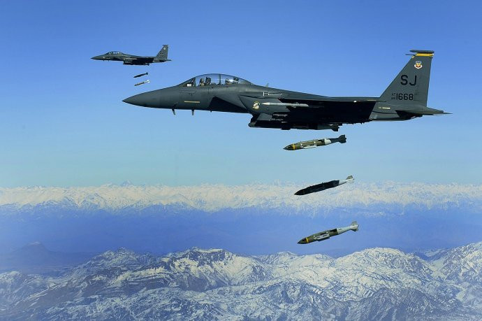 Americké F-15E shazující starší typ bomby JDAM v roce 2009 nad Afgánistánem. Foto – Wikipedie