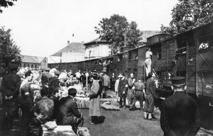 Fotka neznámého autora zachycující převoz terezínskeho rodinného tábora do Osvětimi. Foto: archiv památníku šoa