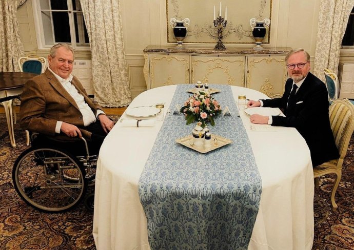 Poslední večeře prezidenta Miloše Zemana s premiérem Petrem Fialou v Lánech. Foto: Twitter Petra Fialy