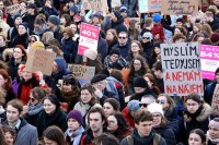 Demonstrace za vyšší platy v humanitních a dalších oborech v Praze demonstrovalo zhruba tisíc lidí. Foto: Ludvík Hradilek, Deník N