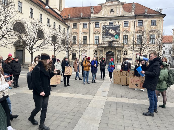 Studenti na Moravském náměstí v Brně protestovali proti zdražování kolejného. Foto: Matěj Škop, Deník N