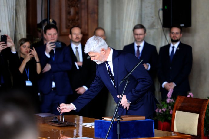 Prezident Petr Pavel těsně před podpisem prezidentského slibu. Foto: Ludvík Hradilek, Deník N