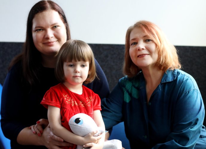 Karina Štepčuk se svou dcerou Jevou a maminkou Valentinou Boklan. Foto: Ludvík Hradilek, Deník N