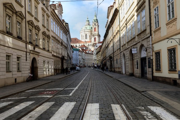 Ulice Karmelitská bez aut. Foto: Ludvík Hradilek, Deník N
