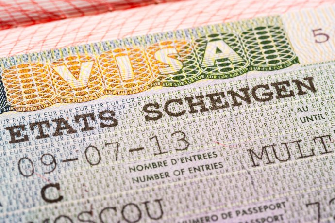 Schengenské vízum EU v cestovním pase s místem vydání Moskva. Foto: Mr Fox Studio, Adobe Stock