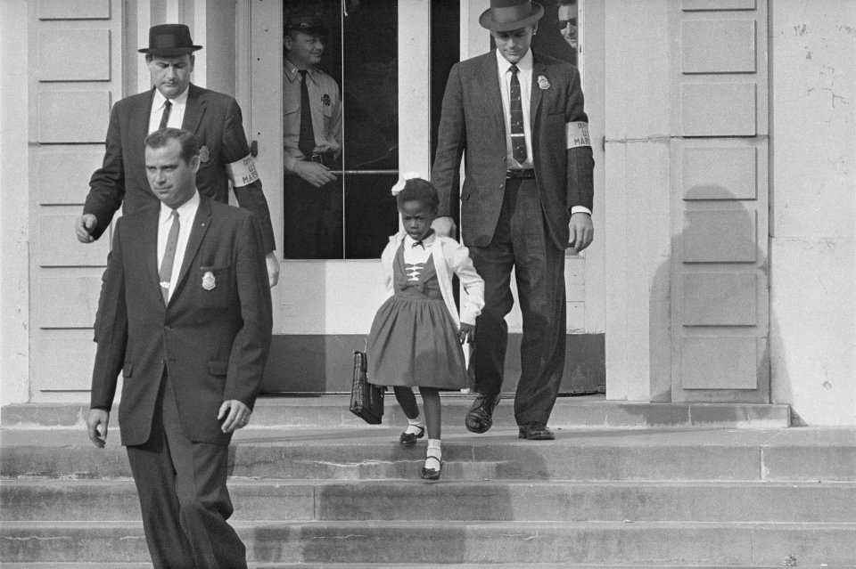 Šestiletou Ruby Bridges musejí do školy kvůli rasistickým útokům doprovázet členové US Marshalls. Film o ní ve floridském okrese Pinellas zakázali ukazovat dětem. Foto: Wikipedia Commons