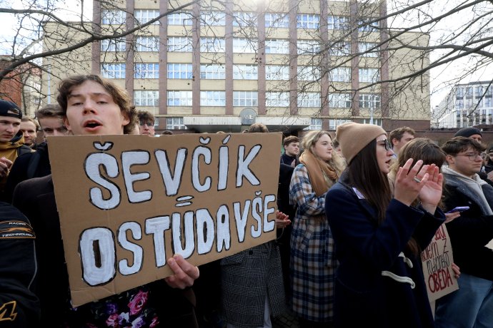 Studentský protest před VŠE proti děkanovi Miroslavu Ševčíkovi. Foto: Ludvík Hradilek, Deník N