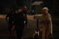Craig Mazin během natáčení The Last of Us a názorné herecké instruktáže zombie babičky. Foto: HBO Max