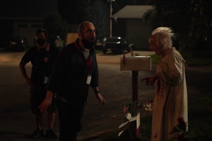 Craig Mazin během natáčení The Last of Us a názorné herecké instruktáže zombie babičky. Foto: HBO Max