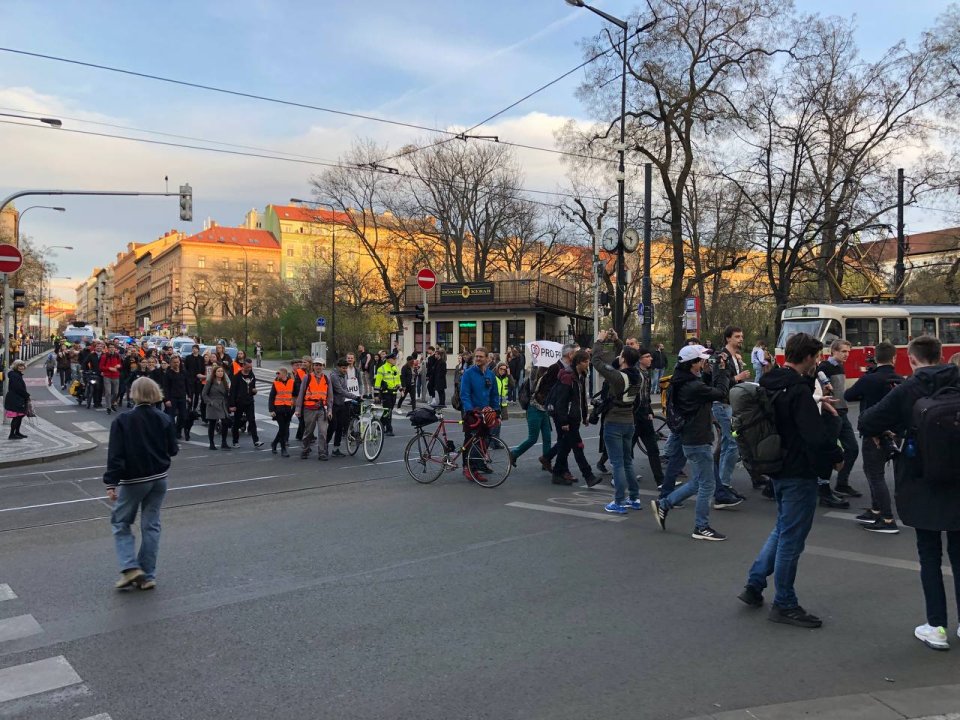 Pochod za snížení rychlosti na silnicích v Praze. Foto: Tomáš Linhart, Deník N