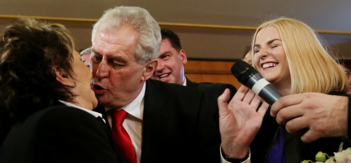 Sbohem a šáteček. Prezident Zeman se po deseti letech od zvolení loučí s nejvyšší ústavní funkcí. Foto: Profimedia