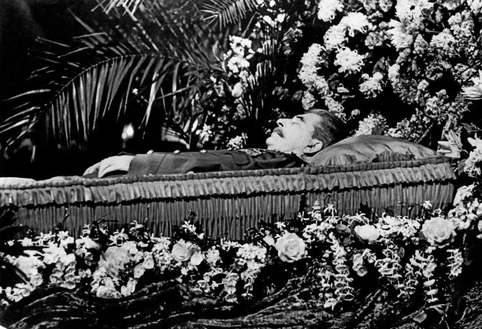 Pátého března 1953 zemřel sovětský diktátor Josef Stalin a ve stejném měsíci i vůdce československých komunistů Klement Gottwald. Otevřená rakev se Stalinovými ostatky byla vystavena ve Sloupové síni moskevského Domu odborových svazů. Foto: ČTK