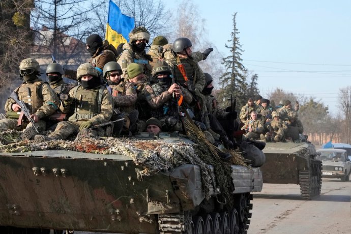 Ukrajinští vojáci projíždějí na tanku městem Trostjanec, asi 400 km východně od hlavního města Kyjeva, Ukrajina, pondělí 28. března 2022. Foto: ČTK/AP