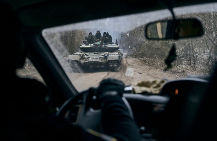 Ukrajinský tank s vojáky na frontě poblíž Kreminny v Luhanském regionu. Foto: AP