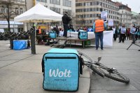 Demonstrantům se nepodařilo přímo setkat s vedením místní pobočky společnosti Wolt. Foto: ČTK / Kamaryt Michal