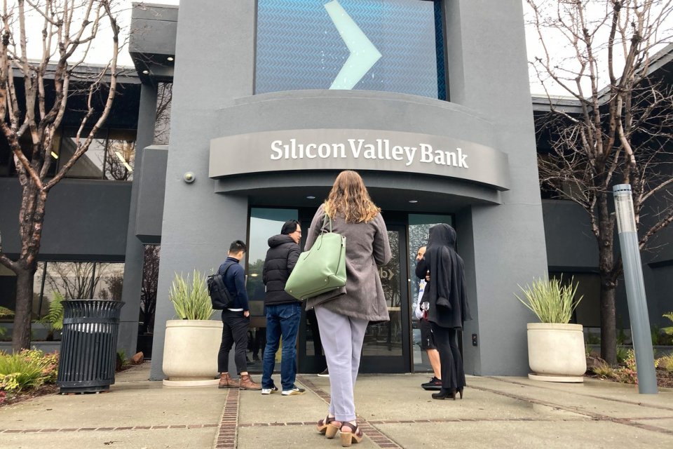 Klienti americké Silicon Valley Bank (SVB) přišli v pátek před kalifornskou pobočku ve městě Santa Clara, aby se pokusili vybrat své vklady. Měli ale smůlu, tou dobou už banka byla ve správě FDIC. Foto: Jeff Chiu, ČTK/AP