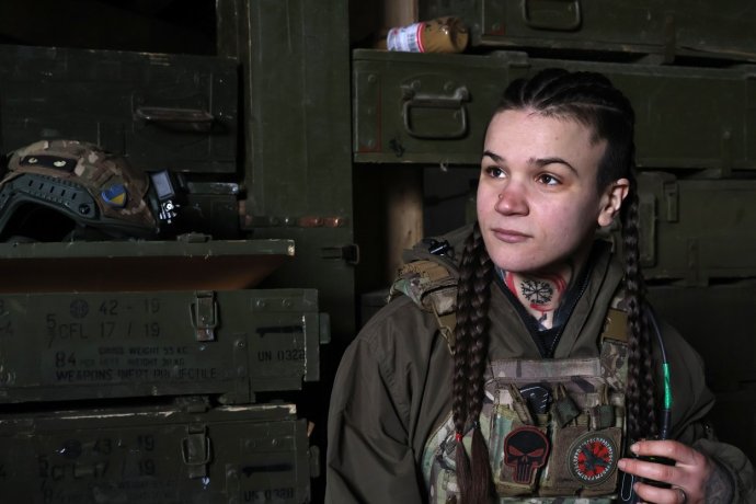 Příslušnice ukrajinské armády na pozicích nedaleko Bachmutu. Za povšimnutí stojí i bedny od západní munice. Foto: ČTK/AP