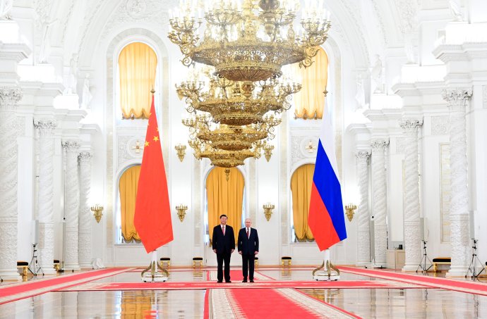 Současné Putinovo Rusko je vůči Číně v postavení slabšího. V jediném jsou si obě země rovny: odporu vůči demokratickým hnutím. Ilustrační foto: ČTK/AP