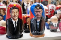Příležitost využít návštěvu čínského vůdce Si Ťin-pchinga si v Moskvě nenechali ujít výrobci tradičních matrjošek. Ilustrační foto: ČTK/AP