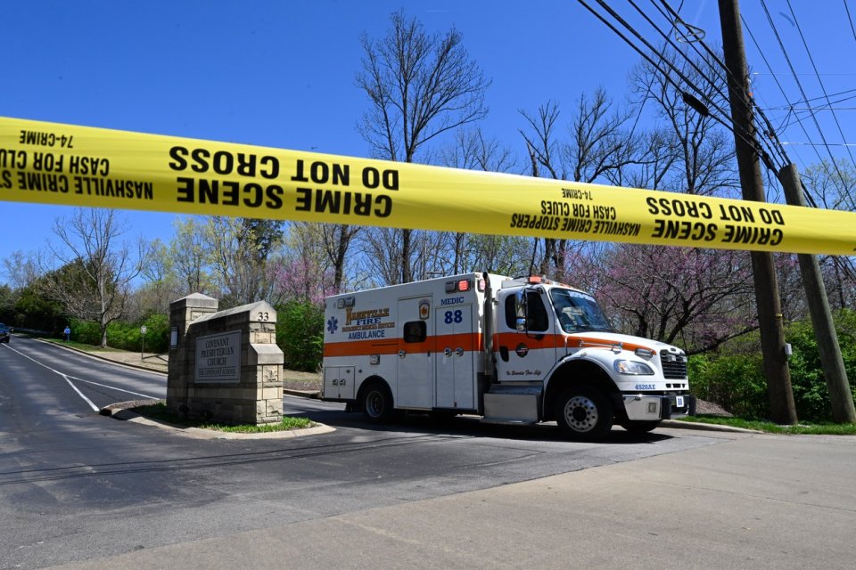 Ambulance na místě střelby v Nashvillu. Foto: ČTK, AP – John Amis