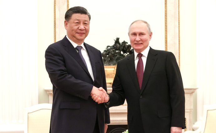 Sousedé, spojenci, vůdci velmocí. Ruský lídr Putin a jeho čínský protějšek Si Ťin-pching spolu obědvali a zítra budou jednat v Moskvě. Foto: kremlin.ru