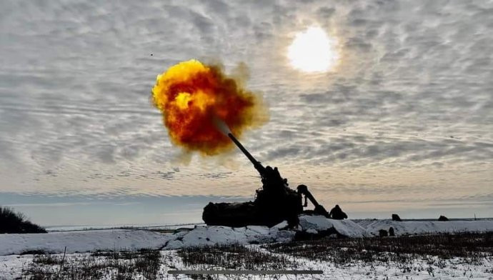 Ukrajinská houfnice během střelby. Foto: ukrajinská armáda