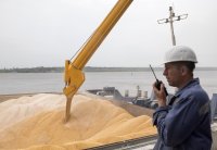 Nakládání pšenice v mykolajivském přístavu, Ukrajina. Foto: Reuters