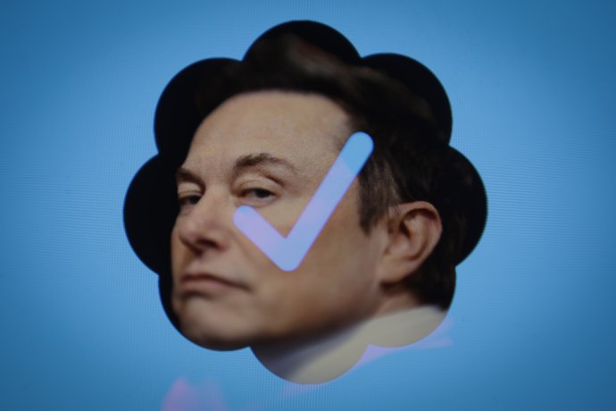 Elonu Muskovi se podařila nečekaná věc - uživatelé se na Twitteru distancují od modré značky, která stojí osm dolarů měsíčně a oni ji dostali zadarmo. Foto: STR/NurPhoto, Reuters