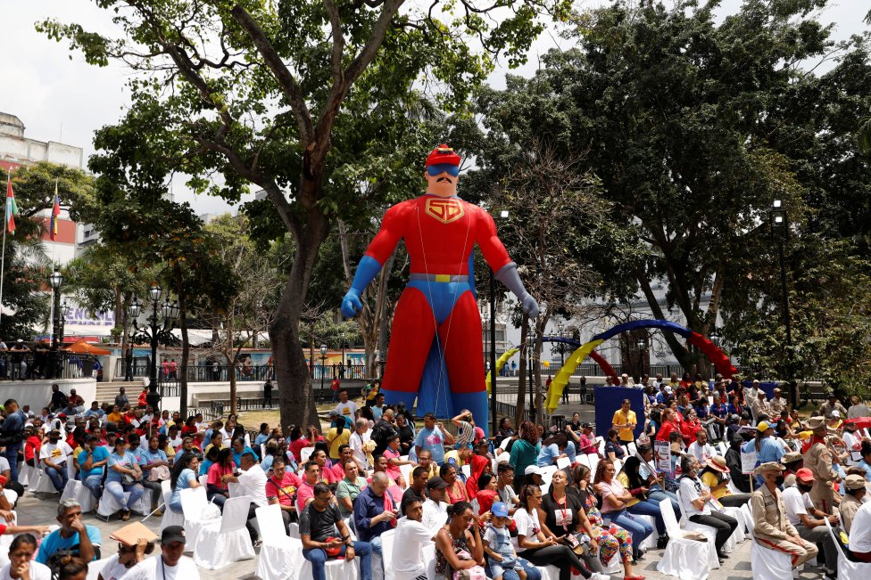 „Super Bigote“ (Superknír), hrdina v podobě venezuelského diktátora Nicoláse Madura na vládní akci 9. března 2023 v Caracasu. Foto: Leonardo Fernandez Viloria, Reuters