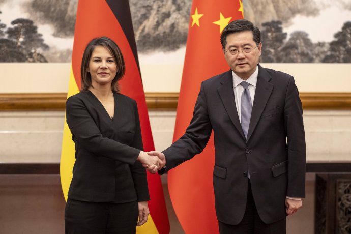 Německá ministryně zahraničních věcí Annalena Baerbock na návštěvě Číny s čínským protějškem Čchin Kangem v Pekingu 14. 4. 2023. Foto: Kira Hofmann, IMAGO/Reuters