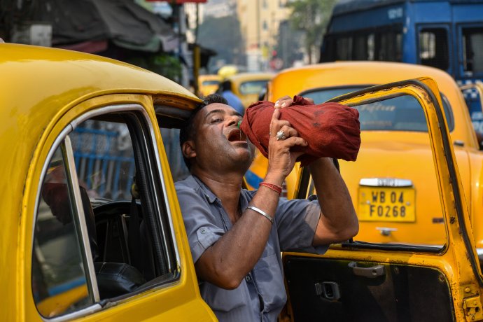 „Vlny veder se skutečně zhoršují a boří nové a nové rekordy. Jsme dnes svědky teplot, které jsme dříve pokládali za nemožné.“ Na snímku horkem vyčerpaný taxikář v indické Kalkatě. Foto: Debarchan Chatterjee via Reuters
