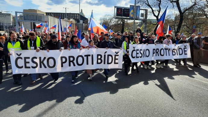 Účastníci dubnové protivládní demonstrace při pochodu po pražské magistrále. Foto: Jan Moláček, Deník N