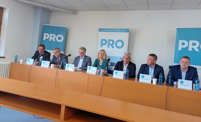 Tisková konference senátních kandidátů strany PRO. Uprostřed Hana Zelená, předsedkyně spolku SMIS. Foto: Facebook strany PRO