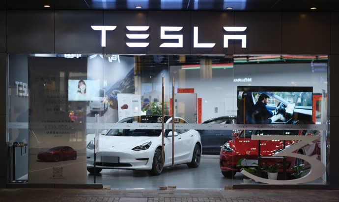 Tesla pomohla změnit pohled Číňanů na elektromobilitu. Její smůla je, že nabrala podobný kurz jako jiné zahraniční vzory, jimiž se Číňané inspirovali. (Na snímku výloha obchodu Tesly v čínské Šanghaji.) Foto: Robert, Adobe Stock